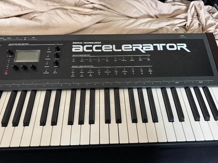 Radikal Technologies Accelerator, Muziek en Instrumenten, Synthesizers, Zo goed als nieuw, 61 toetsen, Overige merken, Met midi-aansluiting