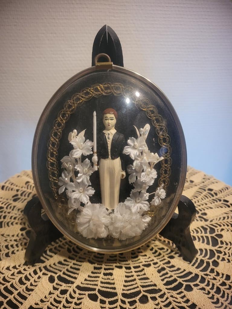 Vintage communie-souvenir met gebogen frame, Antiek en Kunst, Antiek | Religieuze voorwerpen, Ophalen of Verzenden