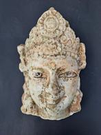 Ancienne tête de divinité en marbre, Enlèvement