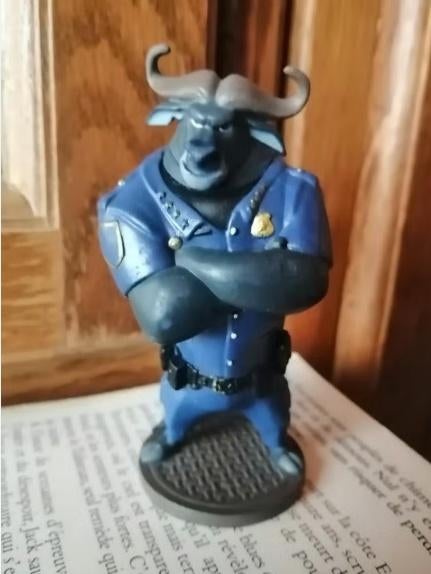 Figurine Chef Bogo Zootopie Disney peinte à la main, Collections, Disney, Enlèvement ou Envoi, Utilisé, Statue ou Figurine