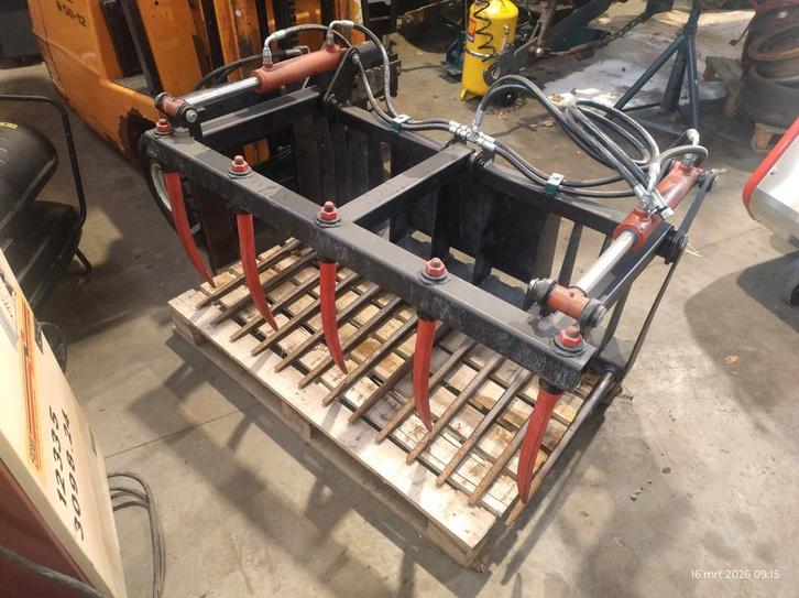 Tegelriek met bovenklem mestklem mestvork knikmops 130 140, Articles professionnels, Machines & Construction | Grues & Excavatrices