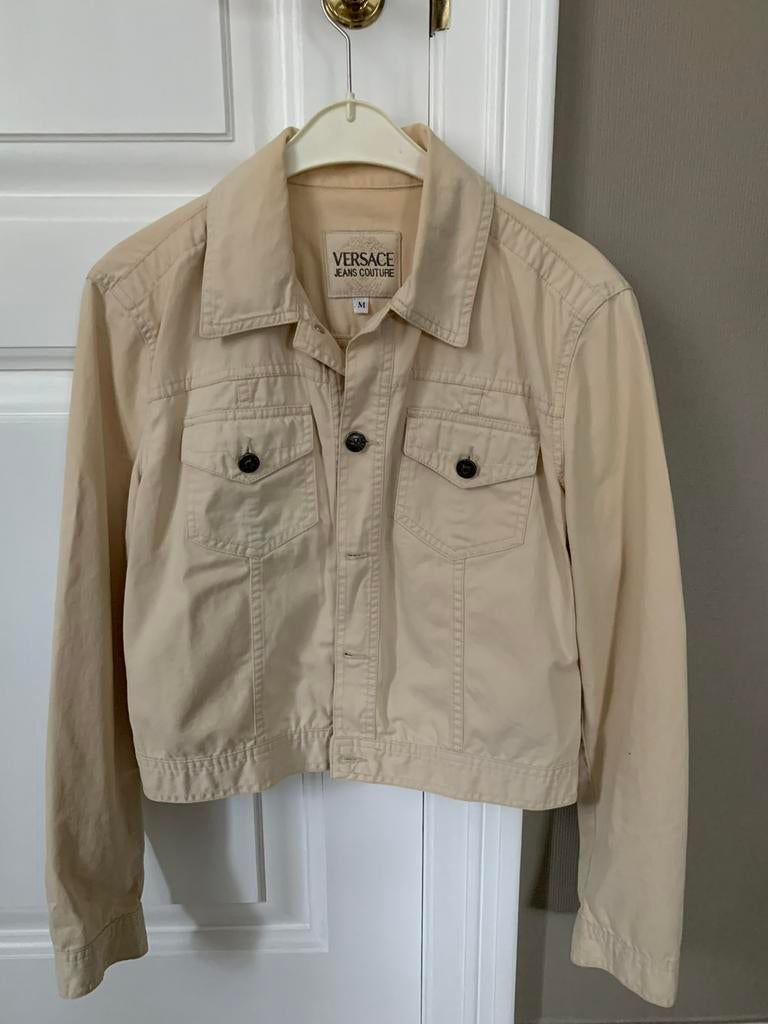 Jeans jasje Versace M beige weinig gedragen, Vêtements | Femmes, Vestes | Été, Enlèvement ou Envoi, Comme neuf, Beige