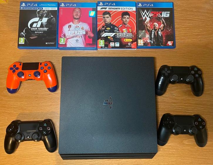 Sony PlayStation 4 Pro - 1TB + 4 games + 4 controllers, Consoles de jeu & Jeux vidéo, Consoles de jeu | Sony PlayStation 4, Comme neuf