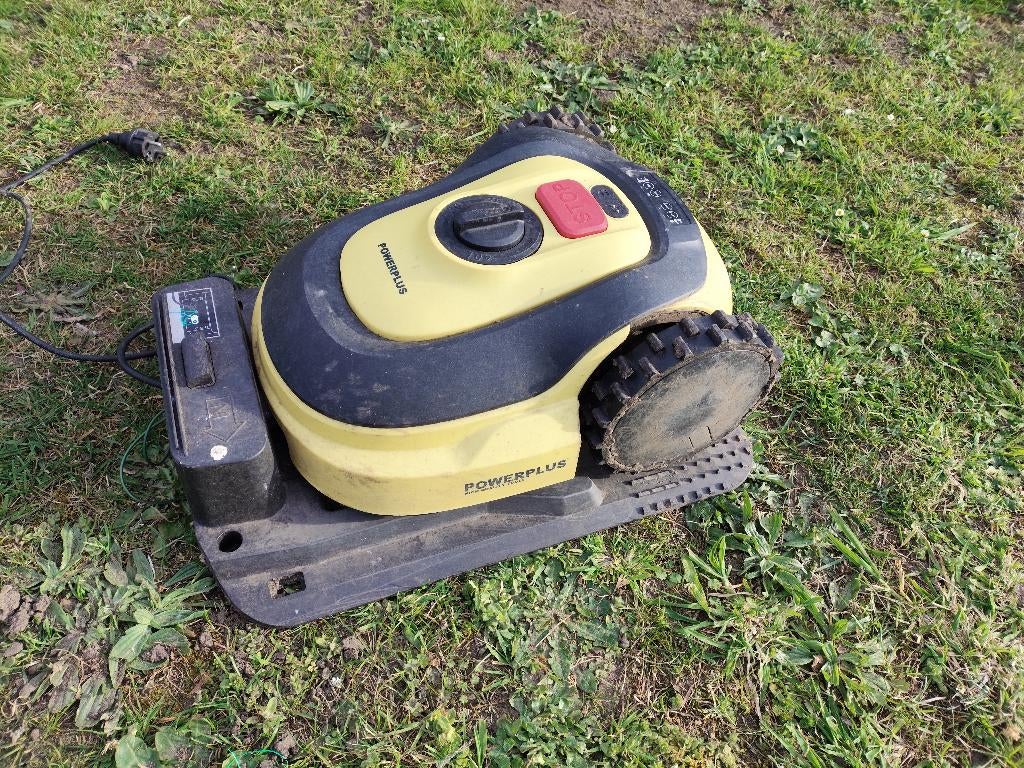 Grasrobot powerplus POWXG6305 + originele garage, Ophalen, Gebruikt, Minder dan 20 cm, Powerplus garden