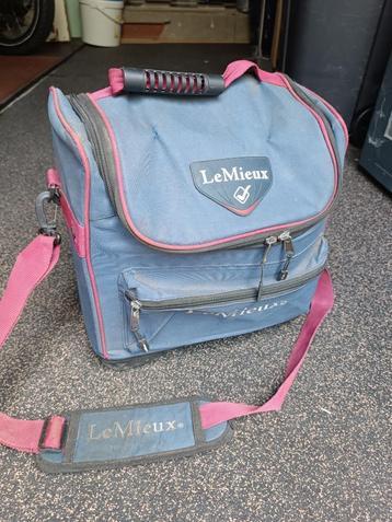 Verzorgingstas La Mieux met spulletjes beschikbaar voor biedingen