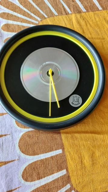 Très original: horloge avec CD en support  beschikbaar voor biedingen