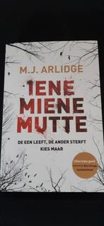 M.J. Arlidge boek Iene Miene Mutte € 5, Comme neuf, Enlèvement ou Envoi