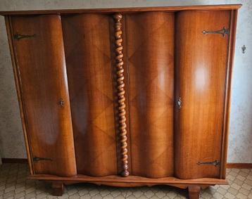 vintage kleerkast met bolle deuren beschikbaar voor biedingen