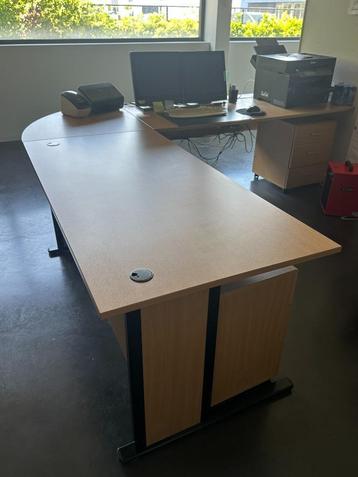 Bureau in L-vorm met 2 ladekastjes  beschikbaar voor biedingen