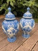 2 mooie porseleinen urnen (vazen) in Delfts blauw., Ophalen of Verzenden