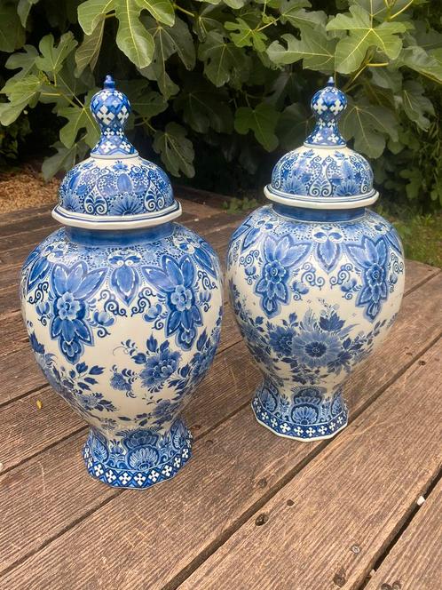 2 magnifiques urnes (vases) en porcelaine bleu de Delft., Antiquités & Art, Antiquités | Vases, Enlèvement ou Envoi