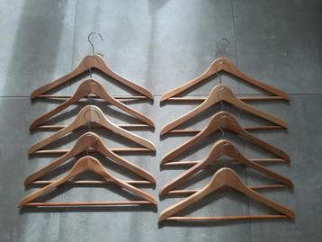 10 houten kapstokken  beschikbaar voor biedingen