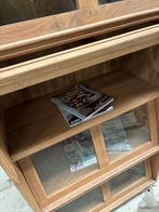 Oude bibliotheekkast met kleppen van oud gebobbeld glas, Antiek en Kunst, Ophalen of Verzenden