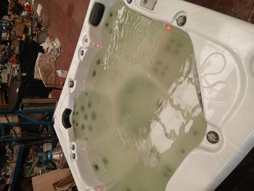 Jacuzzi gratis geleverd geplaatst  beschikbaar voor biedingen