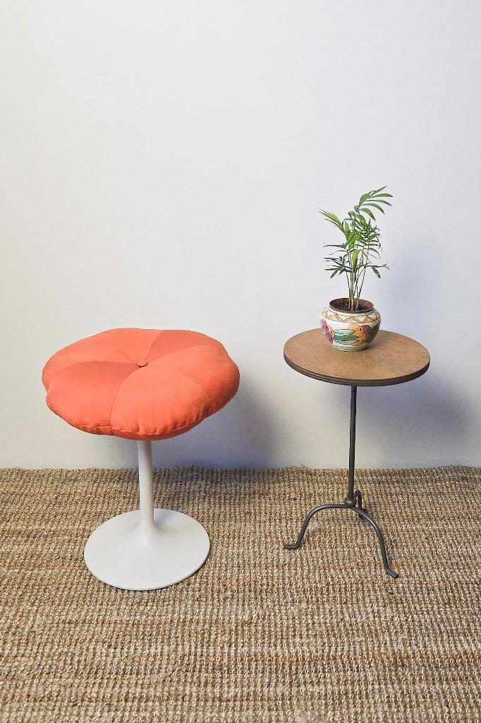 Tabouret Space age - pied tulipe métallique - années 1960, Collections, Rétro, Maison et Meubles, Enlèvement ou Envoi