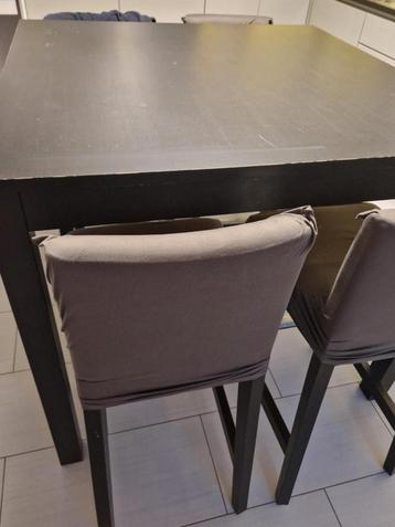 Eetkamertafel met 4 stoelen beschikbaar voor biedingen