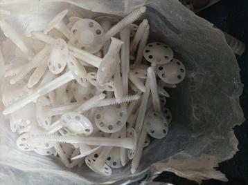 Chevilles pour la fixation d'isolants rigides. Voir texte. beschikbaar voor biedingen