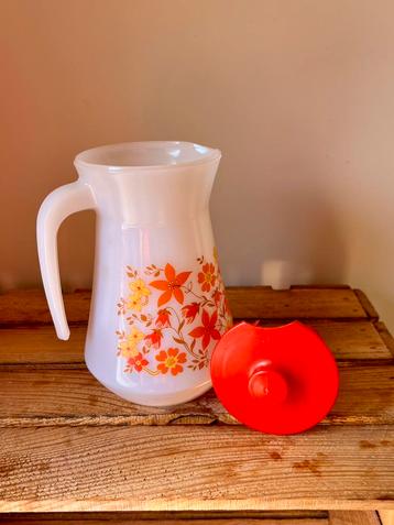 Sapkan karaf in melkglas van Arcopal retro bloemetjes beschikbaar voor biedingen
