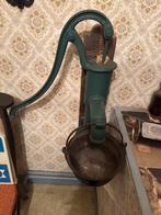 Antieke gietijzeren handwaterpomp met metalen opvangemmer, Ophalen