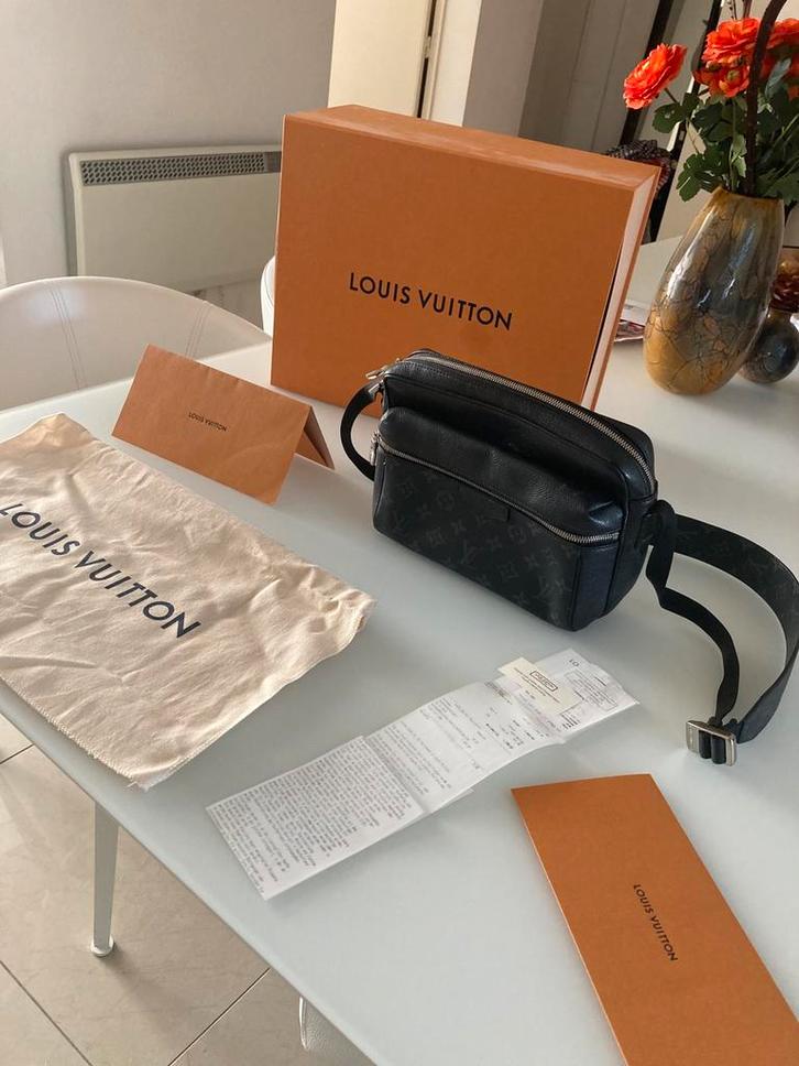Louis Vuitton Outdoor Messenger Taiga Monogram Noir (M30233), Handtassen en Accessoires, Tassen | Damestassen, Zo goed als nieuw