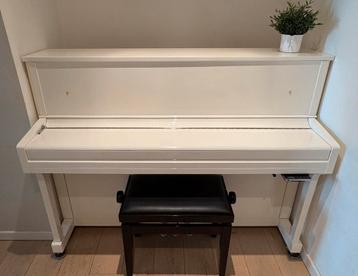 Prachtige witte Liedermann piano in hoogglans beschikbaar voor biedingen