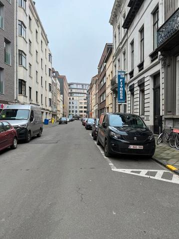 Garage à louer à Ixelles disponible aux enchères