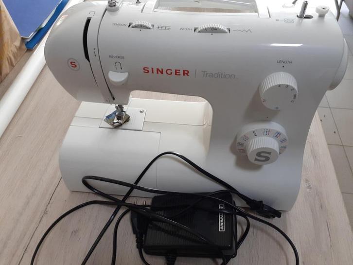 Singer naaimachine Tradition 2282 zo goed als nieuw, Hobby en Vrije tijd, Naaimachines en Toebehoren, Zo goed als nieuw, Naaimachine