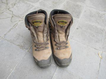 wandelschoenen voor in de bergen beschikbaar voor biedingen