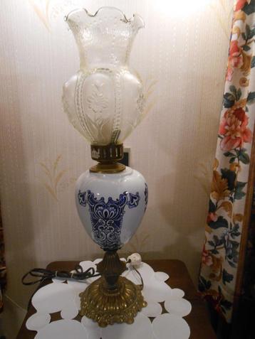 Antiek.Witte tafellamp met delfsblauw motief