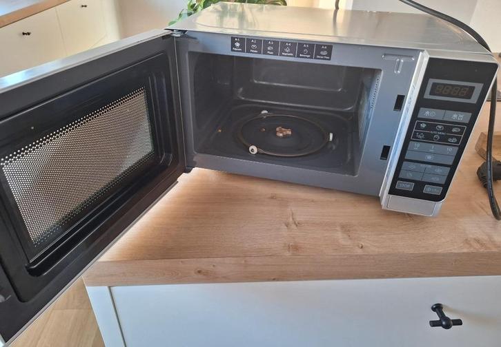 Sharp R242INW - Microgolf, Elektronische apparatuur, Microgolfovens, Zo goed als nieuw, Vrijstaand, Microgolfoven, Minder dan 45 cm