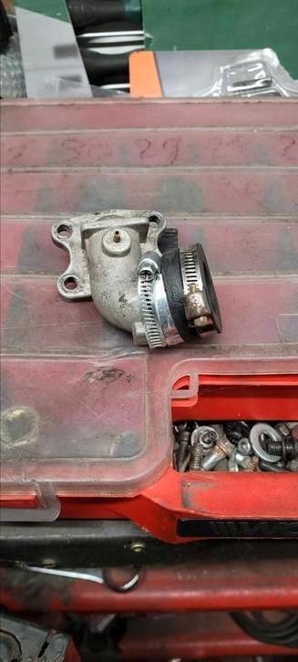 Peugeot vivacity trekker tkr inlaatpijp, Fietsen en Brommers, Brommeronderdelen | Scooters, Gebruikt, Peugeot, Ophalen of Verzenden