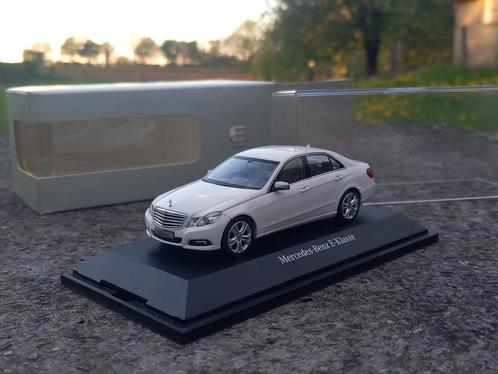 Mercedes E-Klasse Limousine W212 Calcitweiss 1/43 Schuco, Hobby en Vrije tijd, Modelauto's | 1:43, Nieuw, Auto, Schuco, Ophalen of Verzenden
