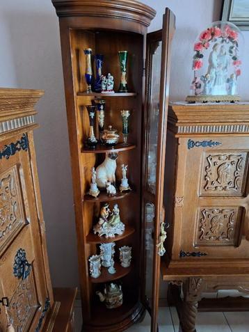 Vitrine Hoekkastje beschikbaar voor biedingen