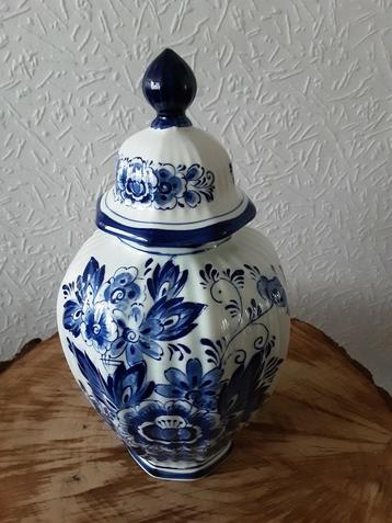 Antiek delfts blauw vaasje met deksel beschikbaar voor biedingen
