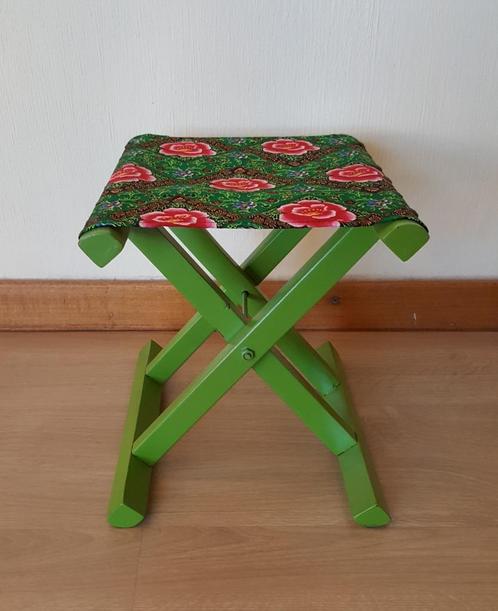 Kleurrijk klapstoeltje / voetenbankje /bijzettafel / krukje, Huis en Inrichting, Krukjes, Zo goed als nieuw, Hout, Ophalen of Verzenden