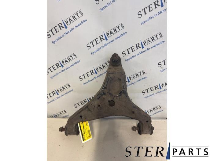 Draagarm links-voor van een Mercedes Sprinter, Auto-onderdelen, Ophanging en Onderstel, Mercedes-Benz, Gebruikt, 3 maanden garantie