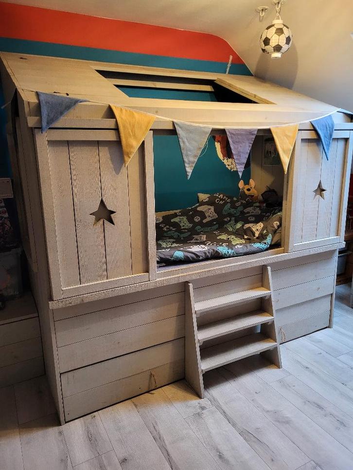 Hutbed, Kinderen en Baby's, Kinderkamer | Bedden, Zo goed als nieuw, Hoogslaper of Stapelbed, Lattenbodem, Matras, Ophalen