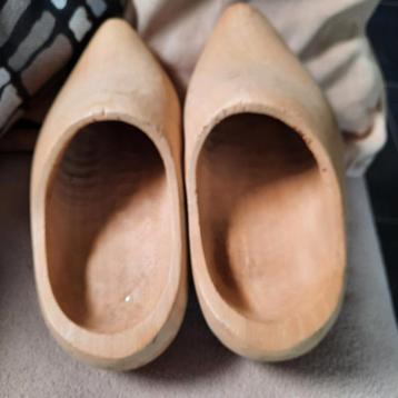 Klompen voor kinderen . Binnenafstand is 15 cm - 16 cm .  beschikbaar voor biedingen