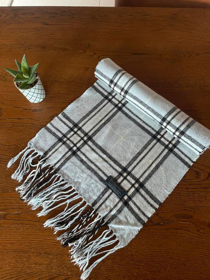 Burberry sjaal, Kleding | Dames, Mutsen, Sjaals en Handschoenen, Zo goed als nieuw, Sjaal, Ophalen of Verzenden