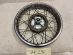 suzuki gn 250 achterwiel velg lichte roestvorming, 1 spaak k, Motoren, Ophalen of Verzenden, Gebruikt