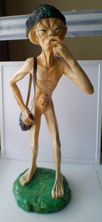 Beeld van een alien met marihuana beschikbaar voor biedingen