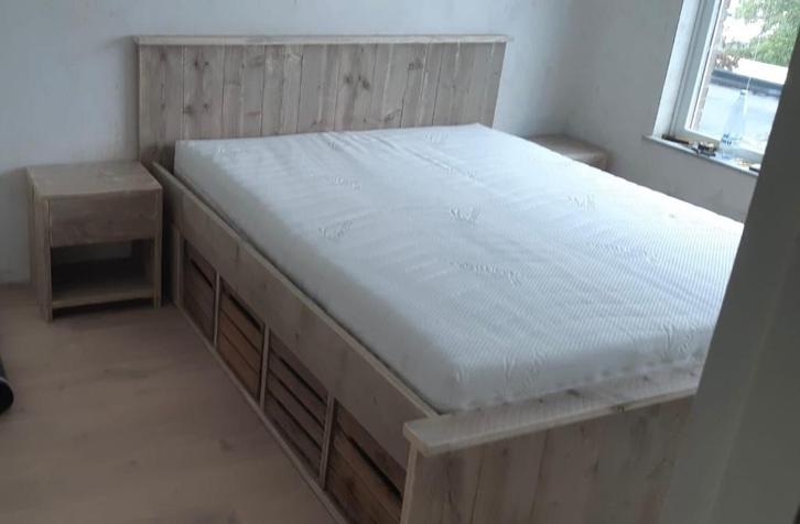 Steigerhouten bed met opbergruimte en nachtkastjes, Huis en Inrichting, Slaapkamer | Bedden, Zo goed als nieuw, Tweepersoons, 180 cm