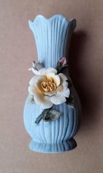 Petit vase bleu clair avec rose en biscuit, Antiquités & Art, Enlèvement ou Envoi