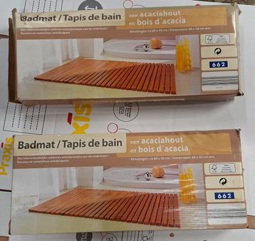 2× badmat uit acacia hout beschikbaar voor biedingen