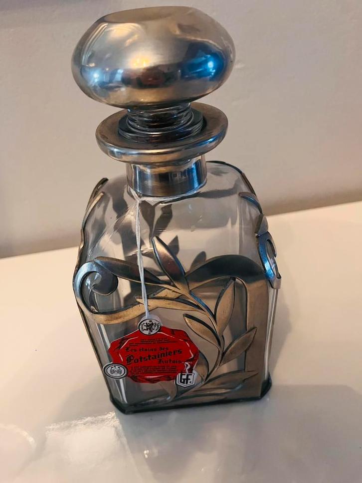 Carafe carré en cristal  montures floral en étain  hutois, Bijoux, Sacs & Beauté, Beauté | Parfums, Neuf, Enlèvement ou Envoi