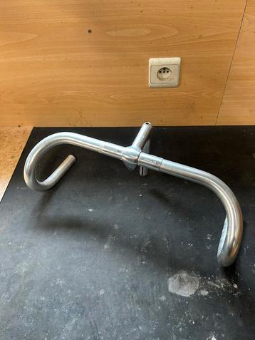 Lot fietsonderdelen beschikbaar voor biedingen