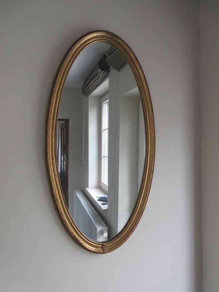Oude spiegel met vergulde boord ovale spiegel boord in hout, Huis en Inrichting, Woonaccessoires | Spiegels, Ophalen