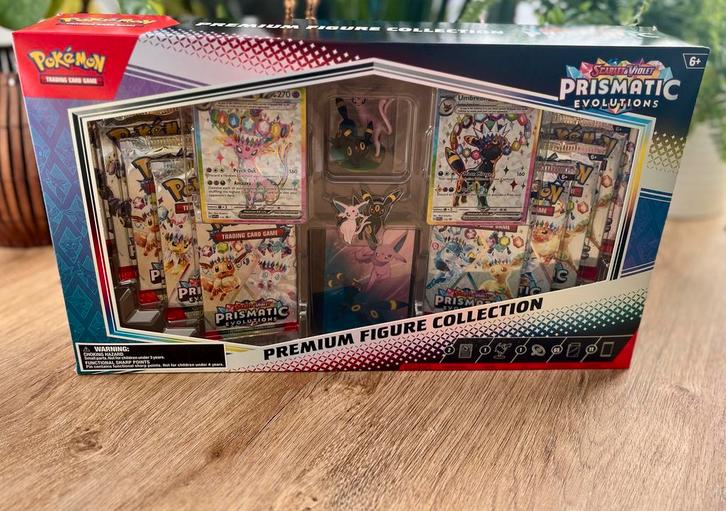 Prismatic Figure Collection Sealed ENG Pokémon, Hobby en Vrije tijd, Verzamelkaartspellen | Pokémon, Nieuw, Boosterbox, Foil, Ophalen of Verzenden