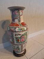 chinese vaas op voet, Enlèvement