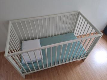 Kinderbedje met degelijke matras en Aerosleep accessoires beschikbaar voor biedingen